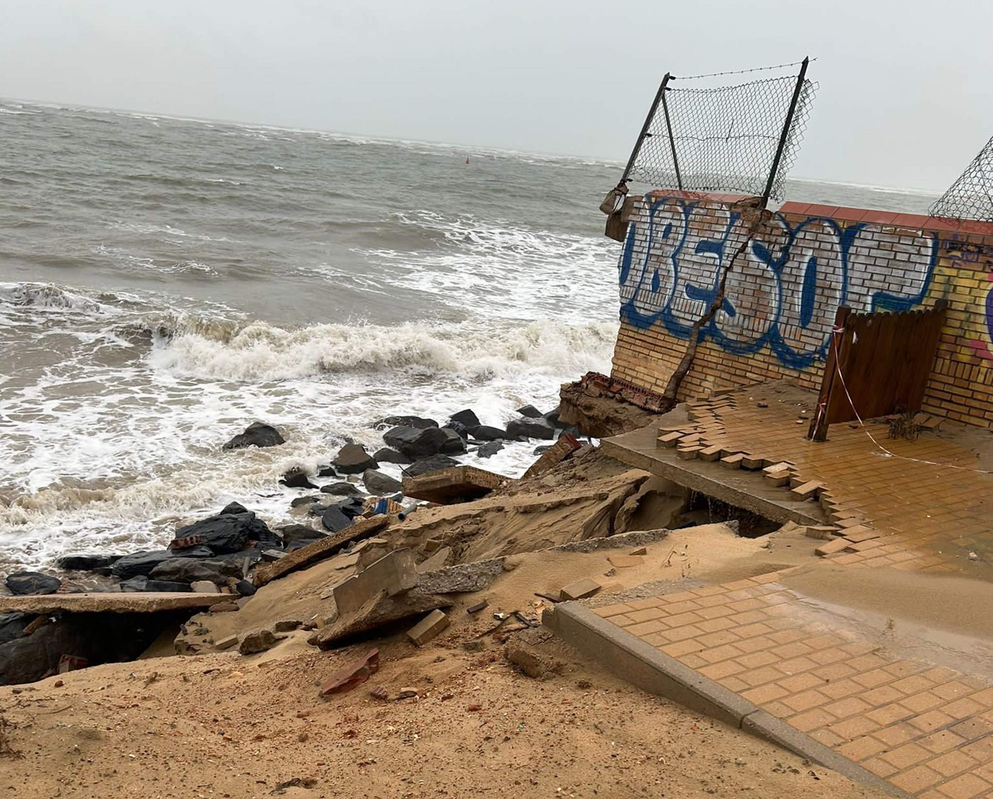 El temporal ocasiona grandes pérdidas de arena en la playa de El Portil