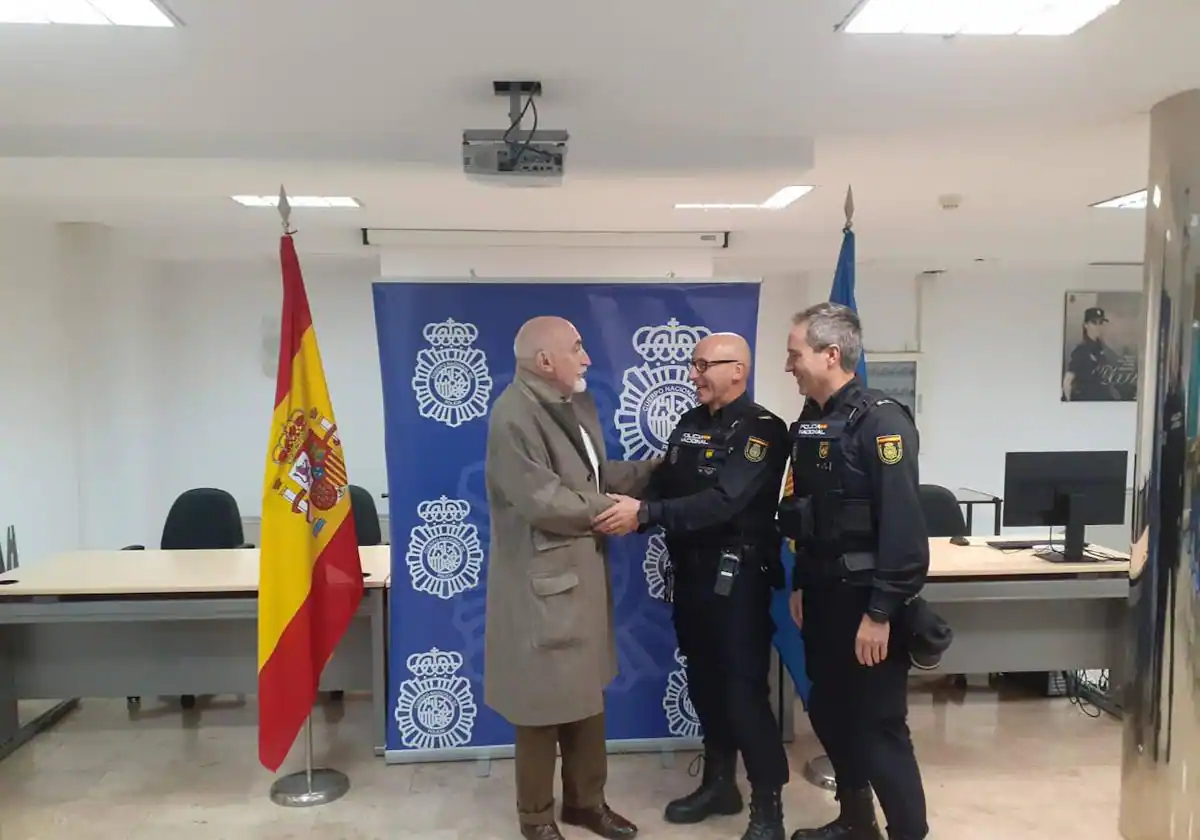 Agentes de la Policía Nacional salvan la vida a un hombre en la calle en Salamanca