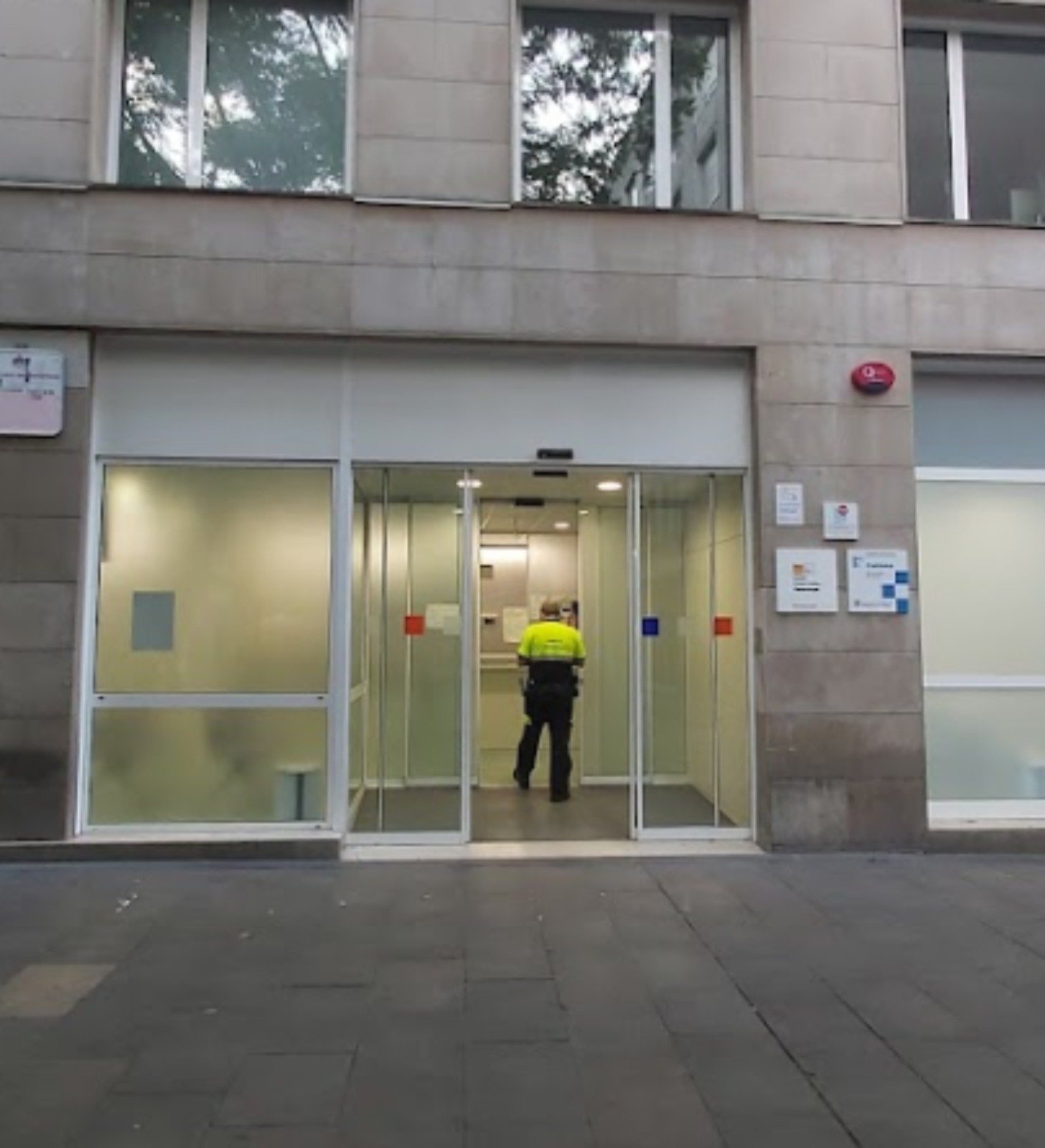 Un joven aparece cosido a cuchilladas y lleno de sangre en un centro médico del Raval, en Barcelona