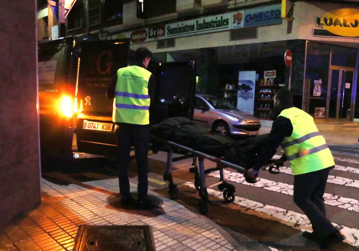 El joven hallado en un rellano de un piso de Gijón murió por un fallo multiorgánico por sustancias tóxicas