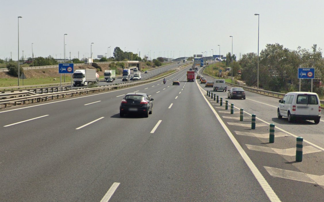 Muere un motorista en un accidente en la ronda Litoral: ha chocado con un coche a la altura de L'Hospitalet