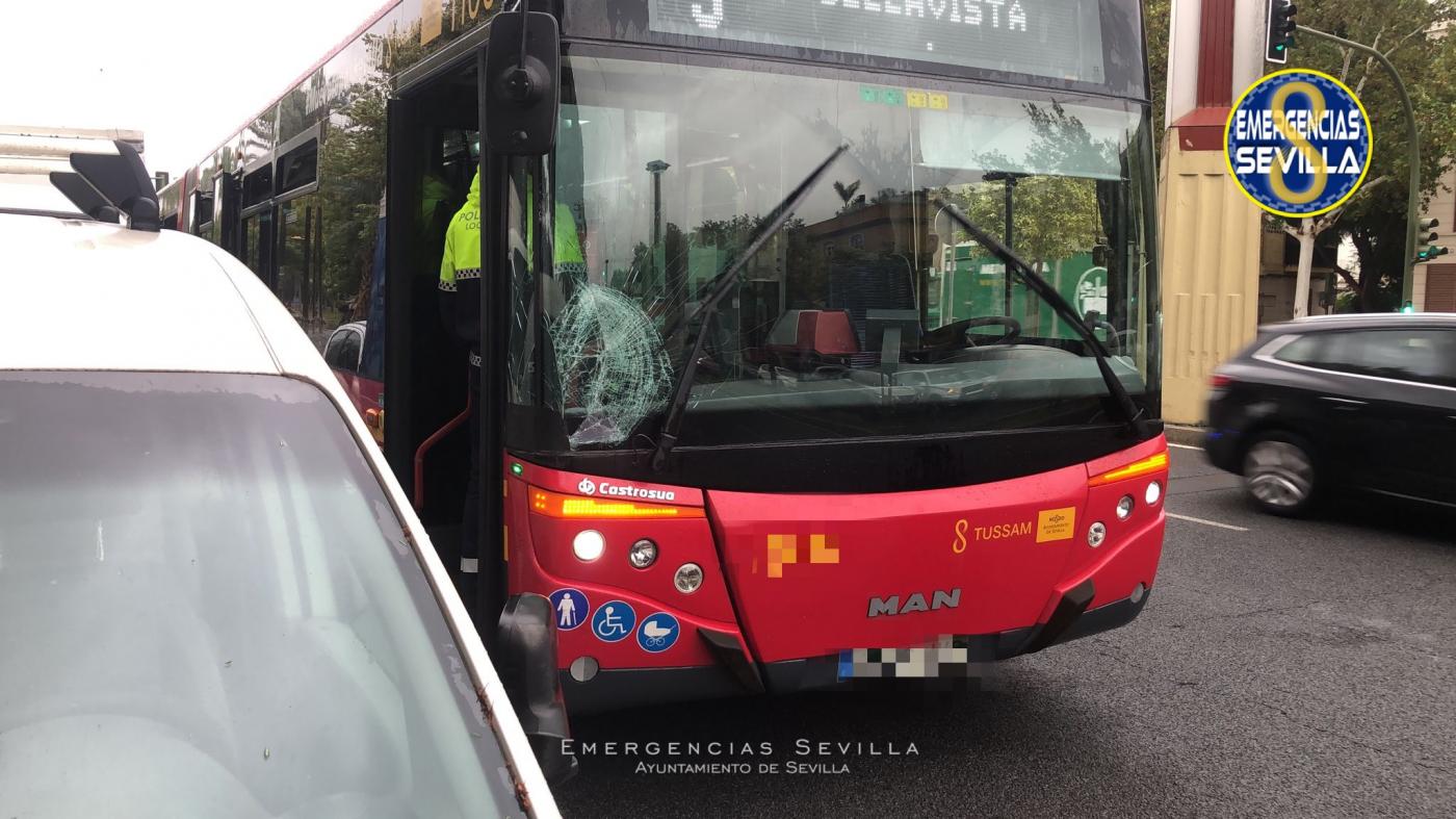 Mujer resulta herida grave al ser atropellada por un autobús en Sevilla