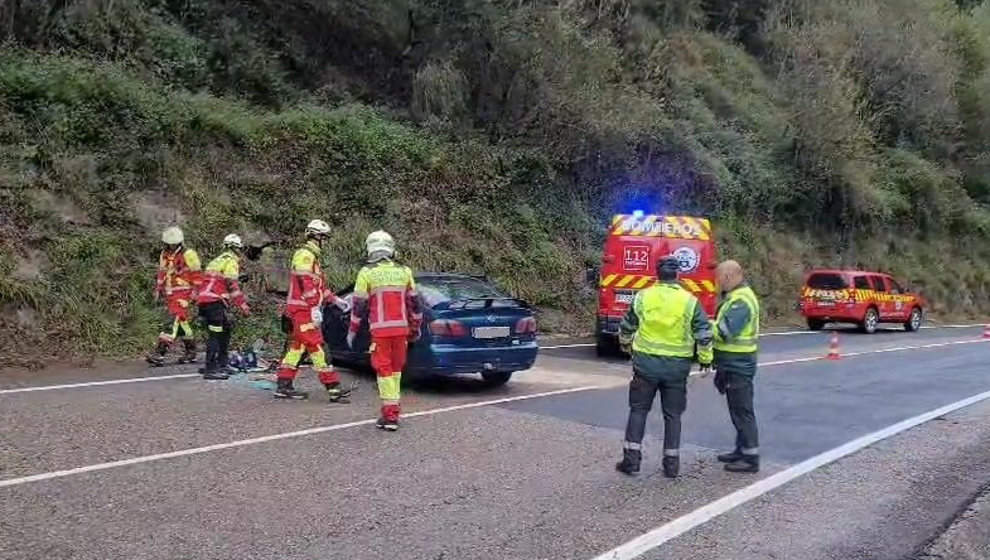 Mujer resulta herida tras volcar con su vehículo en la carretera CA-142