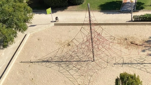 Un niño resulta con heridas en el esófago tras beber de una botella abandonada en el parque Miguel Servet de Huesca