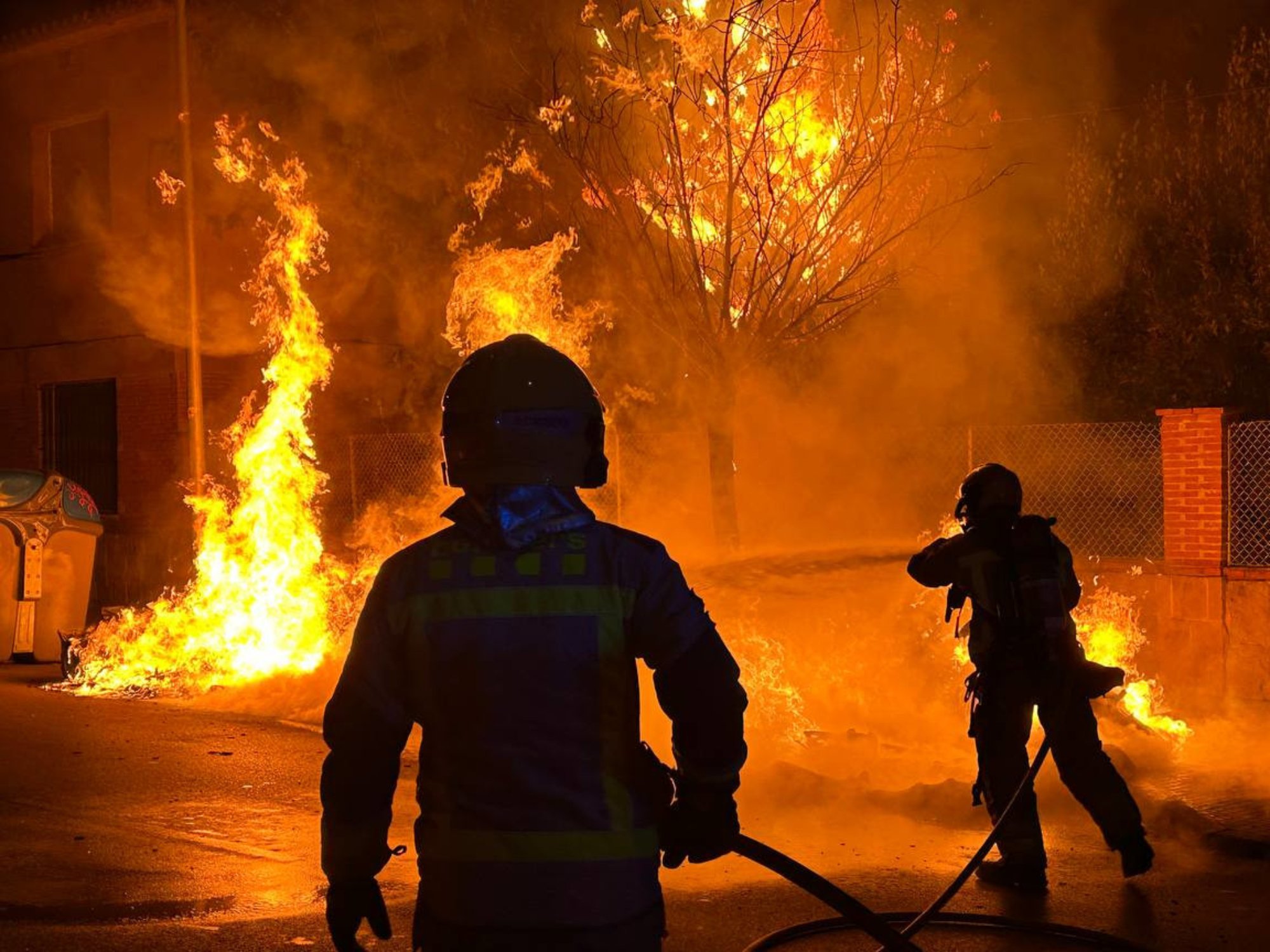Terrassa en llamas: cinco incendios simultáneos queman contenedores, árboles, coches y fachadas