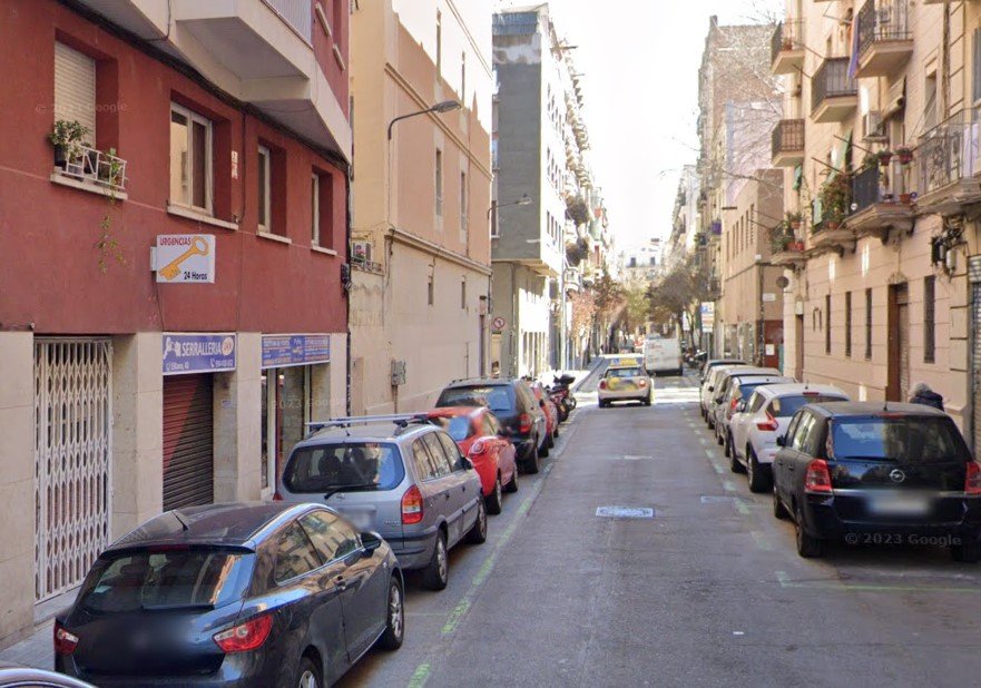Un hombre apuñalado en medio de la calle en el Poble-sec, en Barcelona: herido durante la discusión