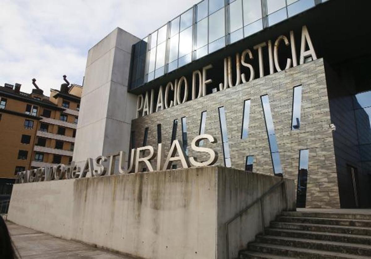 El hombre que apuñaló a su hija de 19 años en Gijón quebranta la orden de alejamiento y acepta 6 meses de prisión
