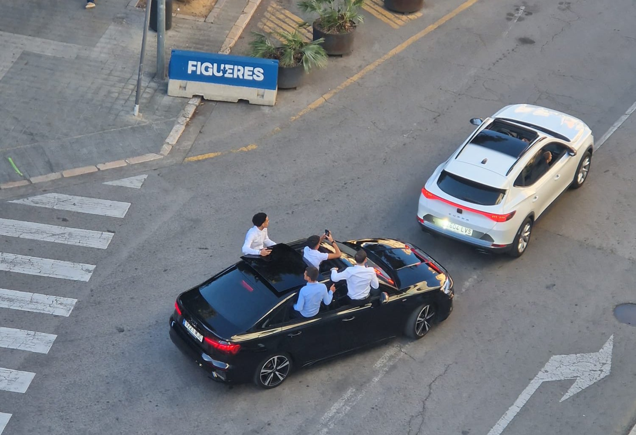 Una boda que saldrá muy cara: denunciados por celebrarlo en coche por Figueres sentados en las ventanas
