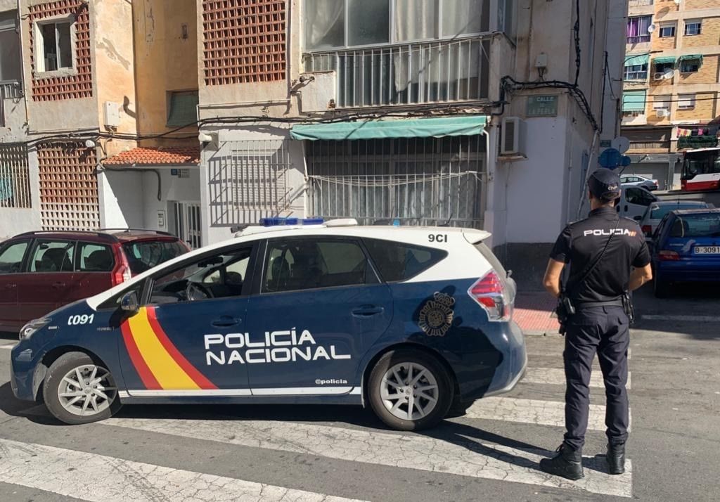 Un agente de la Policía Nacional presta servicio en una calle