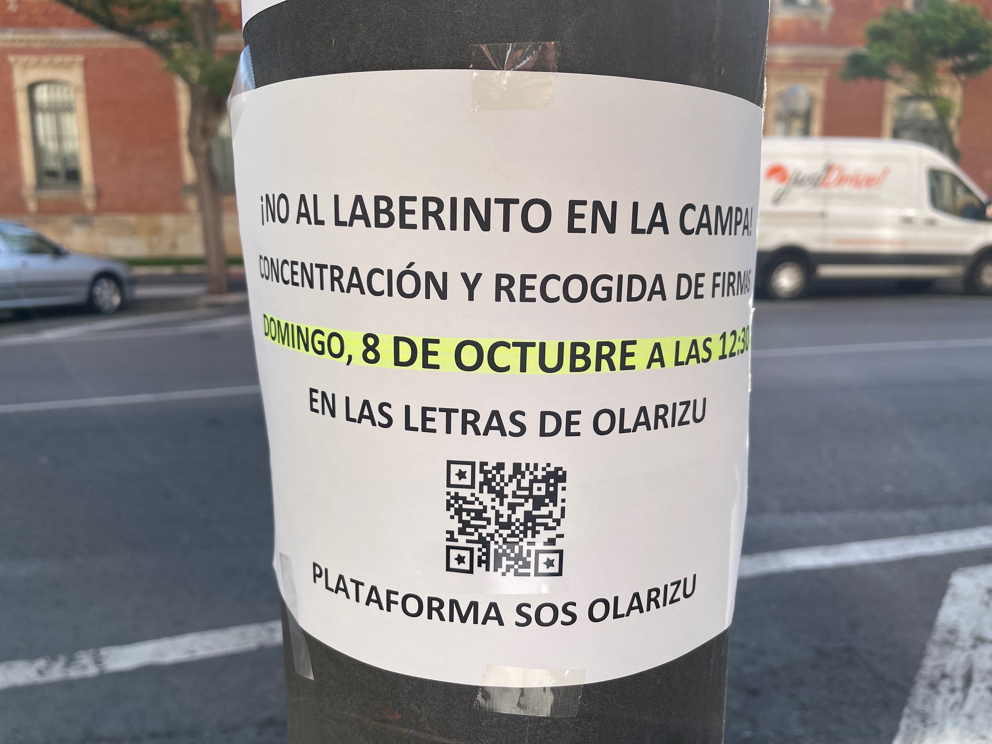Vitoria: Empapelan mobiliario para manifestarse contra el laberinto