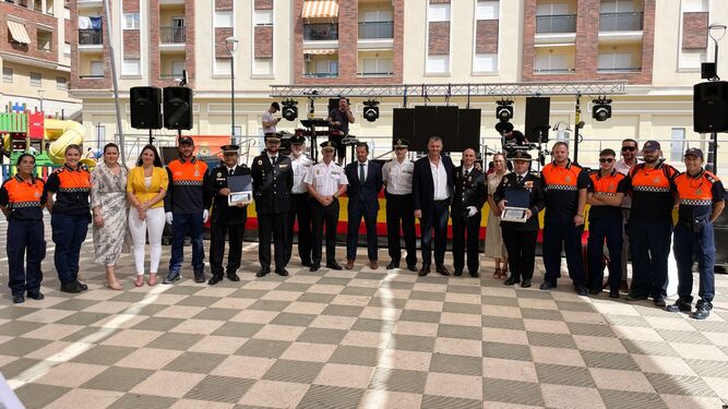 Rescate heroico en la Costa Tropical: socorrista y policía salvan la vida a tres personas en el mar y Protección Civil rescata a parapentista accidentado en acantilados de Torrenueva