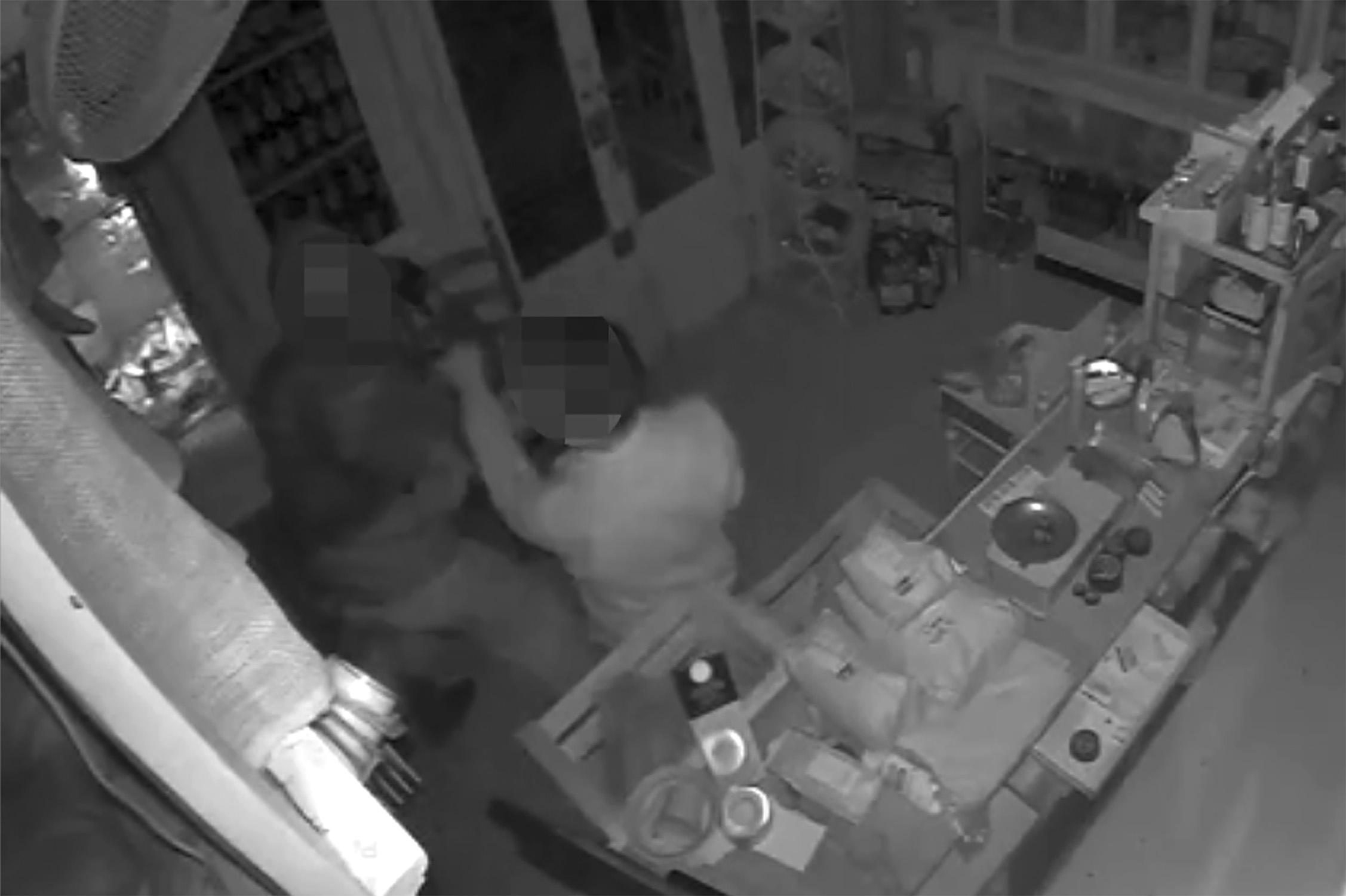 Dos ladrones se pelean durante un robo en el centro de Barcelona para decidir quién se lleva la caja | VÍDEO