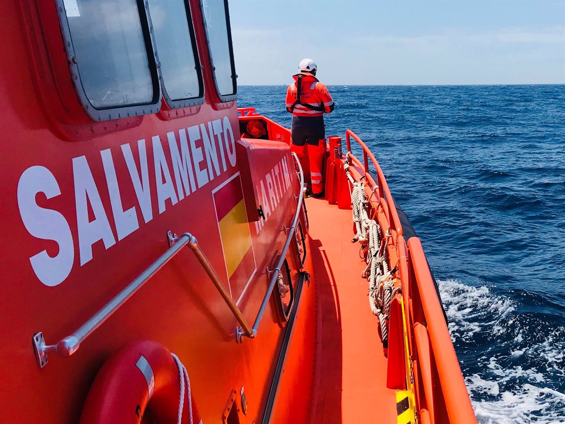 Rescatados dos migrantes en una embarcación hinchable en aguas del Estrecho ·