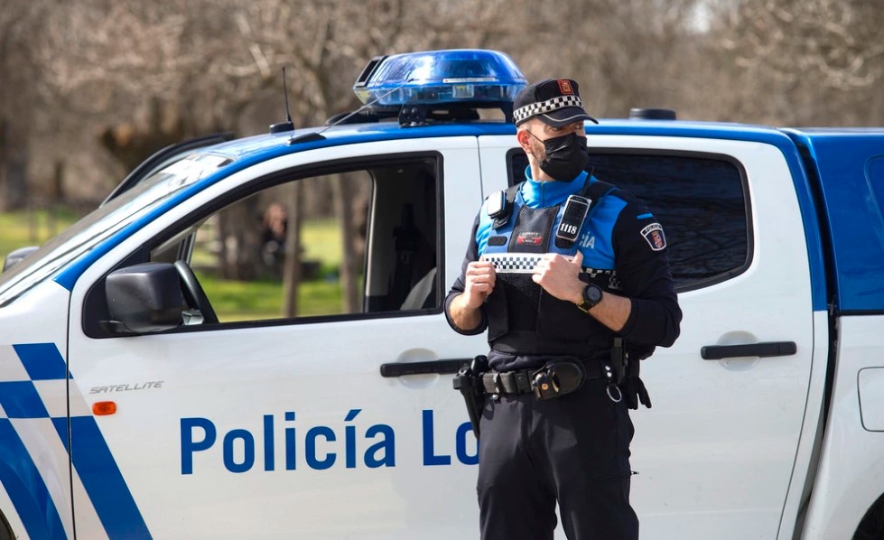Detenido en Ávila por saltarse una señal de acceso prohibido, conducir sin carné y portar un machete militar sin licencia