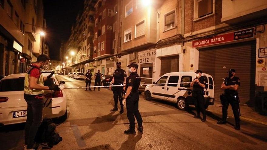 Imagen de archivo de un suceso en la calle Tarragona de Zaragoza, donde se hundió el falso techo.