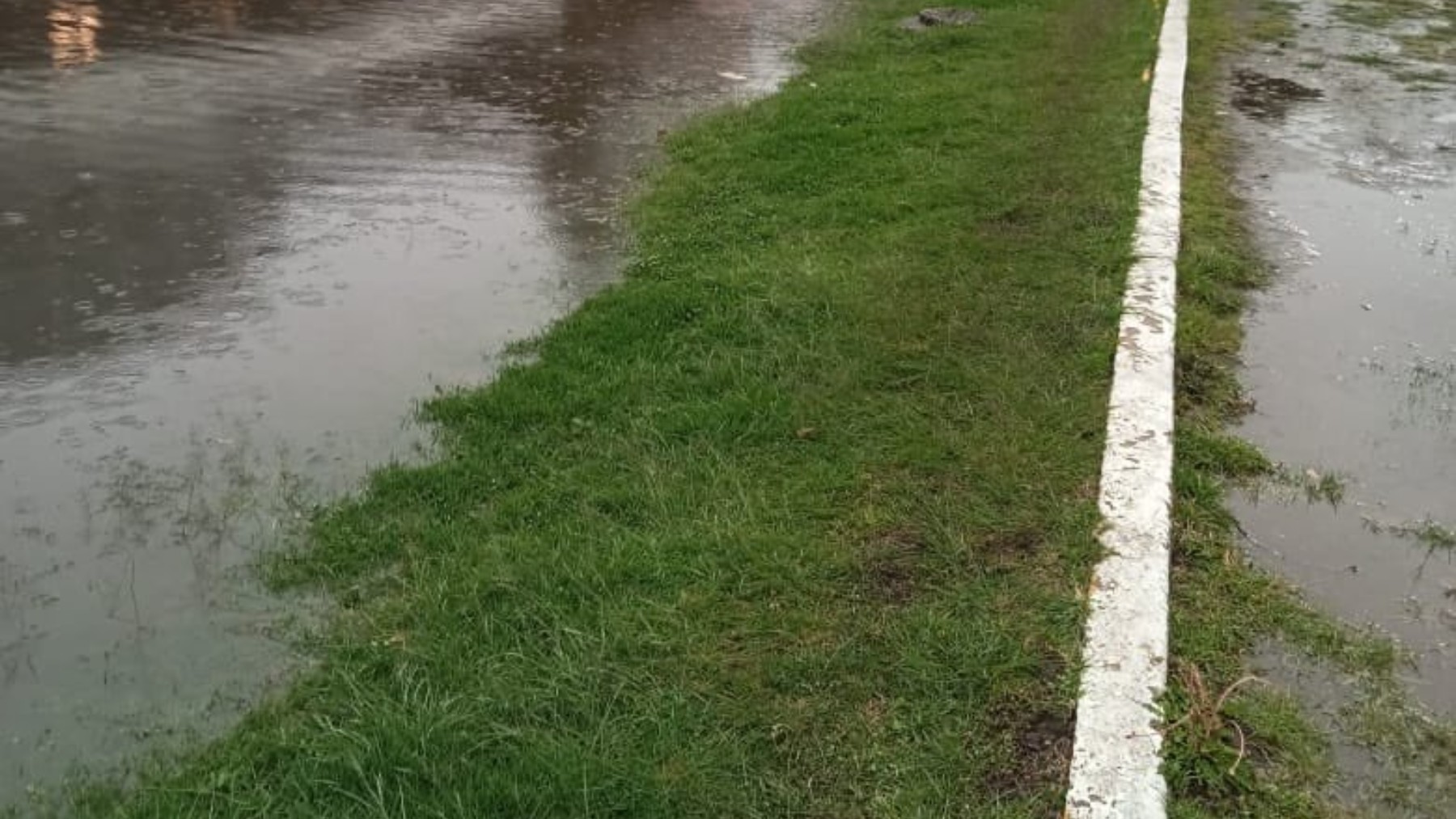 Se rompe una tubería en el Camí dels Reis