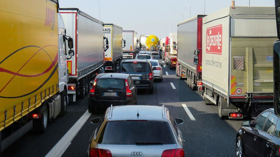 Descomunal atasco en la ronda de Pamplona tras un accidente con seis coches implicados