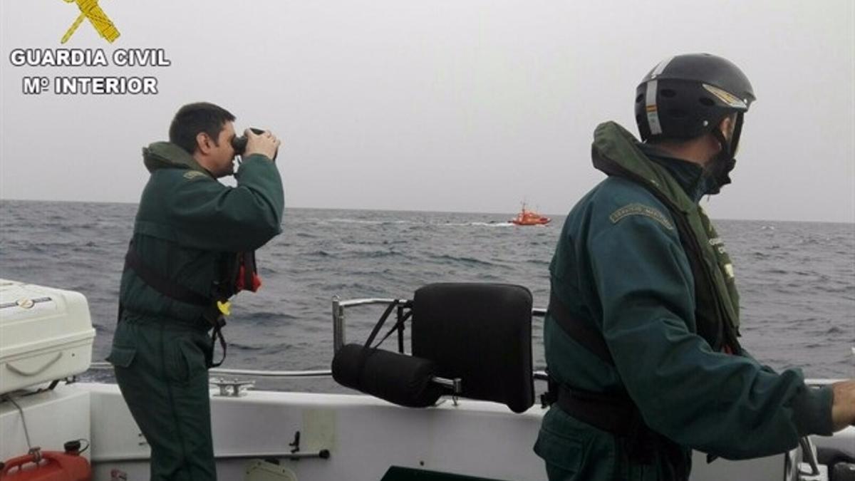 Servicio Marítimo de la Guardia Civil rescata a pareja en apuros tras volcar su piragua en aguas de Tenerife