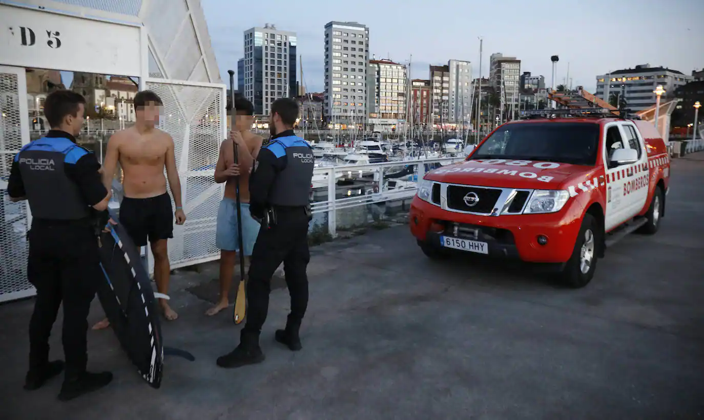 Rescatan en Gijón a dos adolescentes que practicaban paddle surf en San Lorenzo