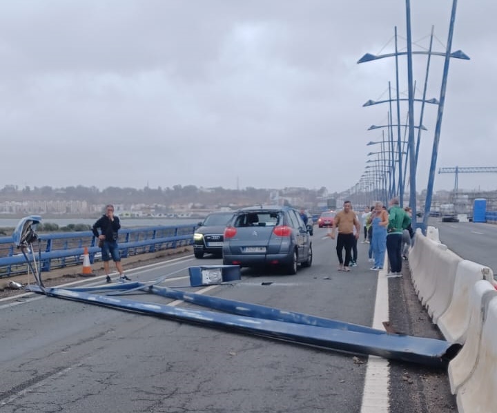 El fuerte viento tumba una farola del puente del Odiel y alcanza un coche