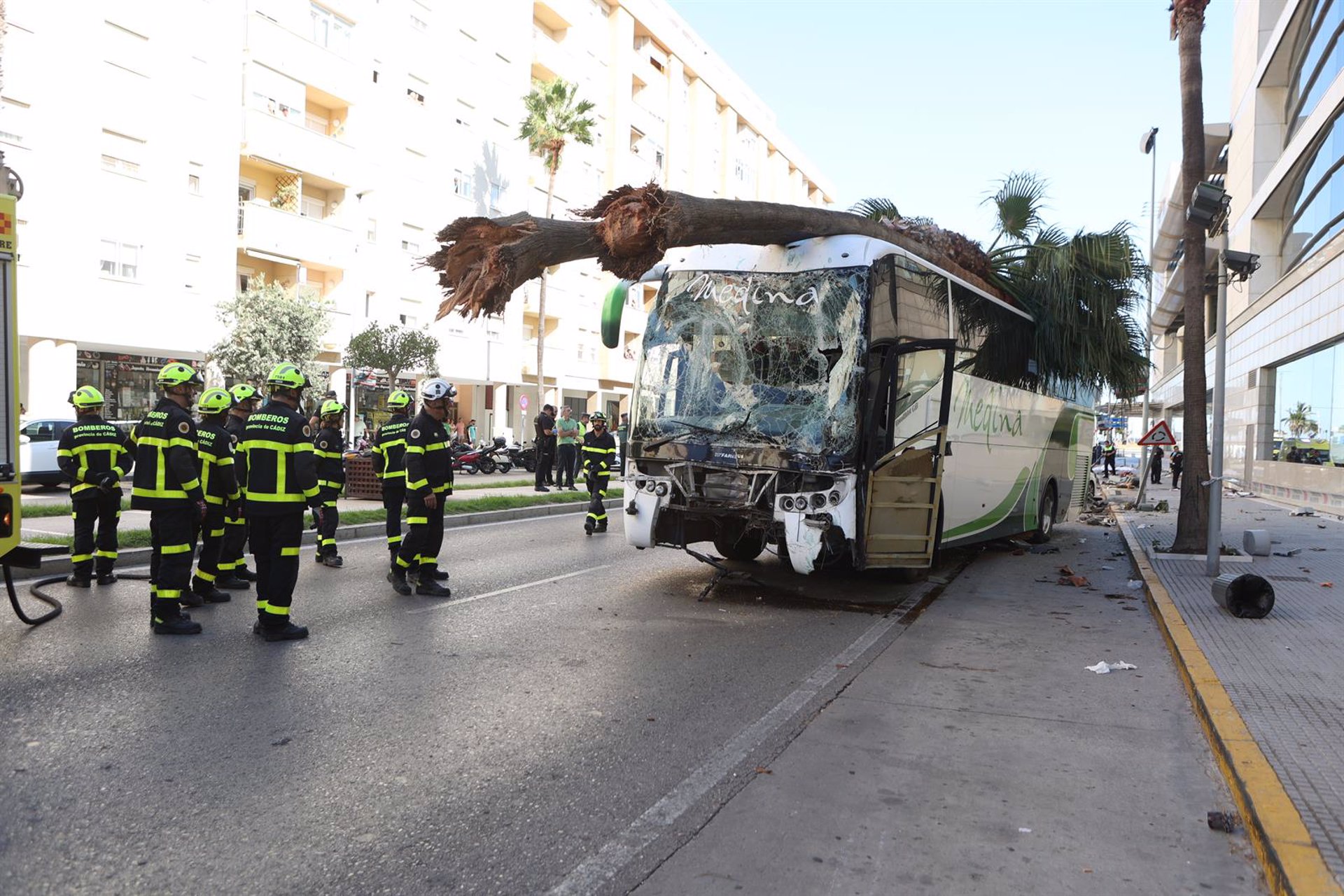 Tragedia en Cádiz: Autobús pierde el control y provoca accidente mortal con tres fallecidos
