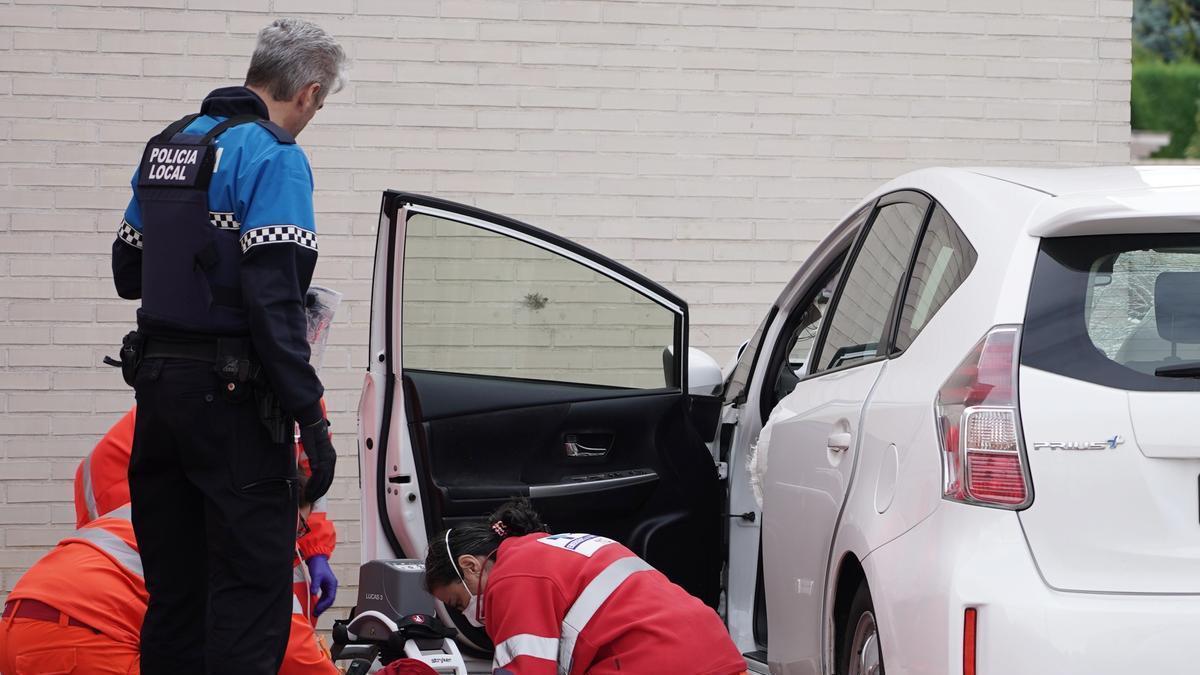 Personal sanitario atiende a un taxista tras desvanecerse y atropellar a un peatón en Arroyo de la Encomienda (Valladolid).