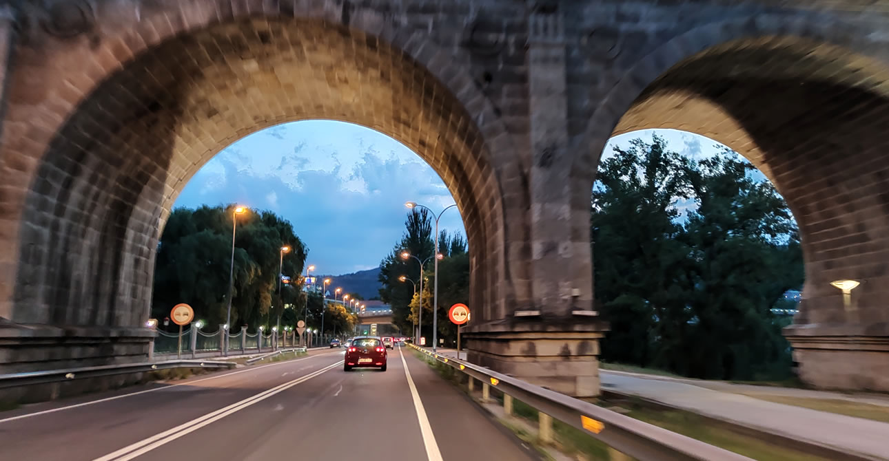 Coches en carretera N-120 por la noche con tráfico y luces