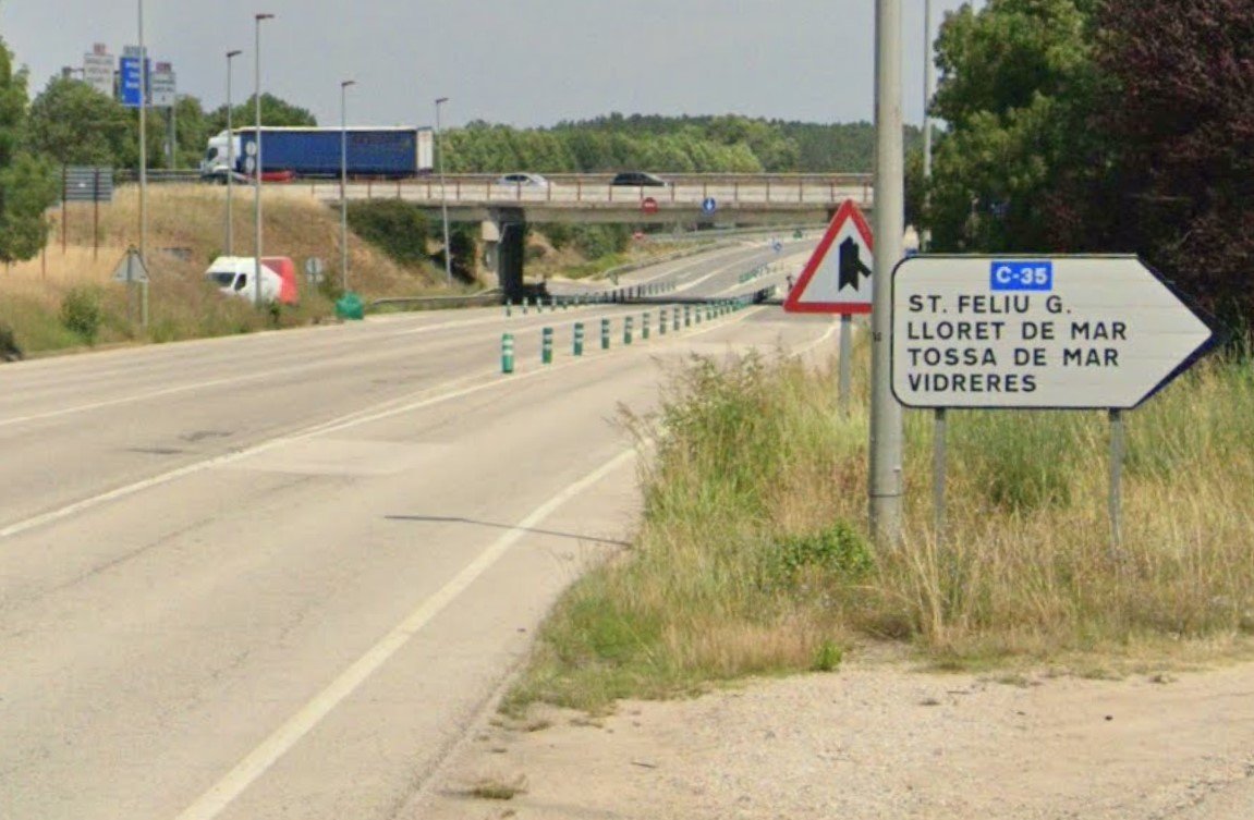 Un muerto y dos heridos en un accidente en Vidreres por un choque frontal entre un coche y una furgoneta