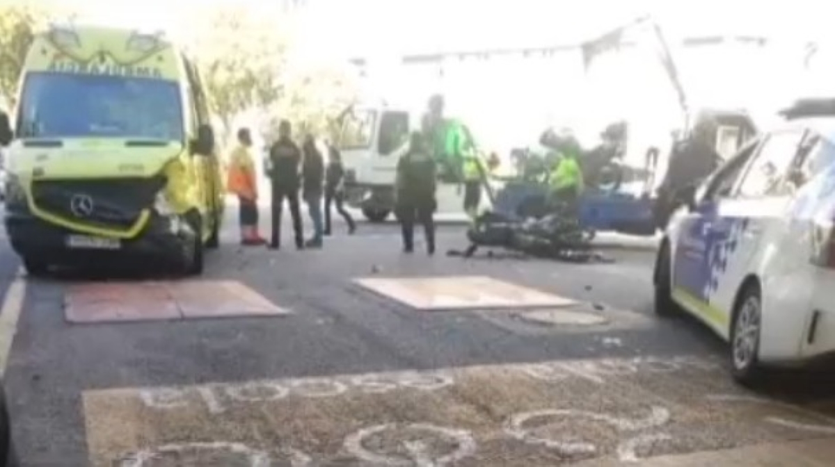 Muere un motorista en un accidente en Barcelona: chocó con una ambulancia del SEM