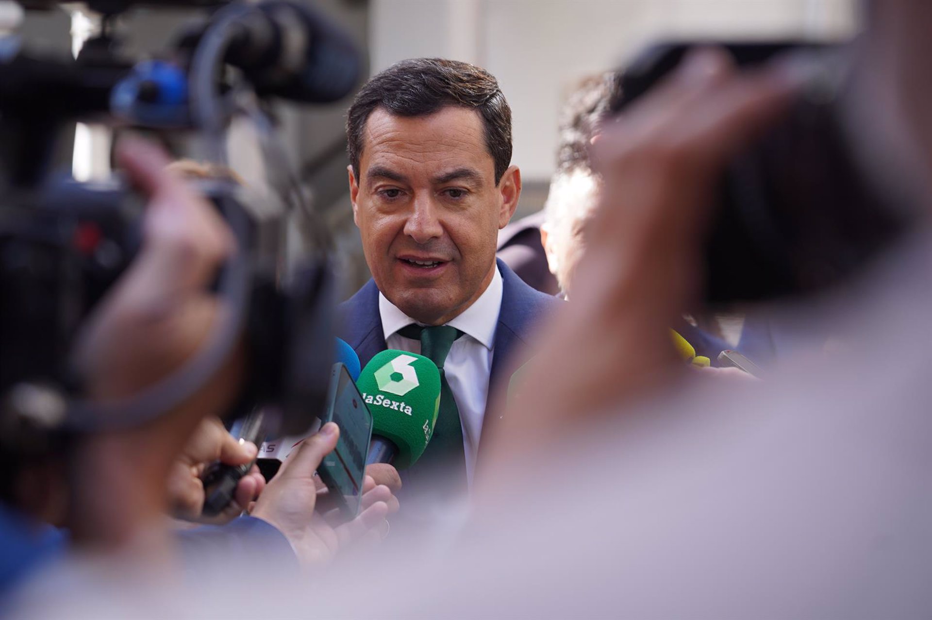 Moreno, muy pendiente y «sobrecogido» por el «desgraciado» accidente provocado por un autobús