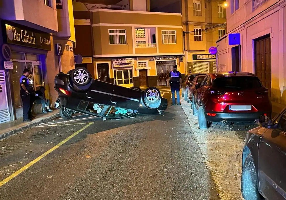 Aparatoso vuelco de un vehículo tras sufrir un accidente en Lomo Apolinario