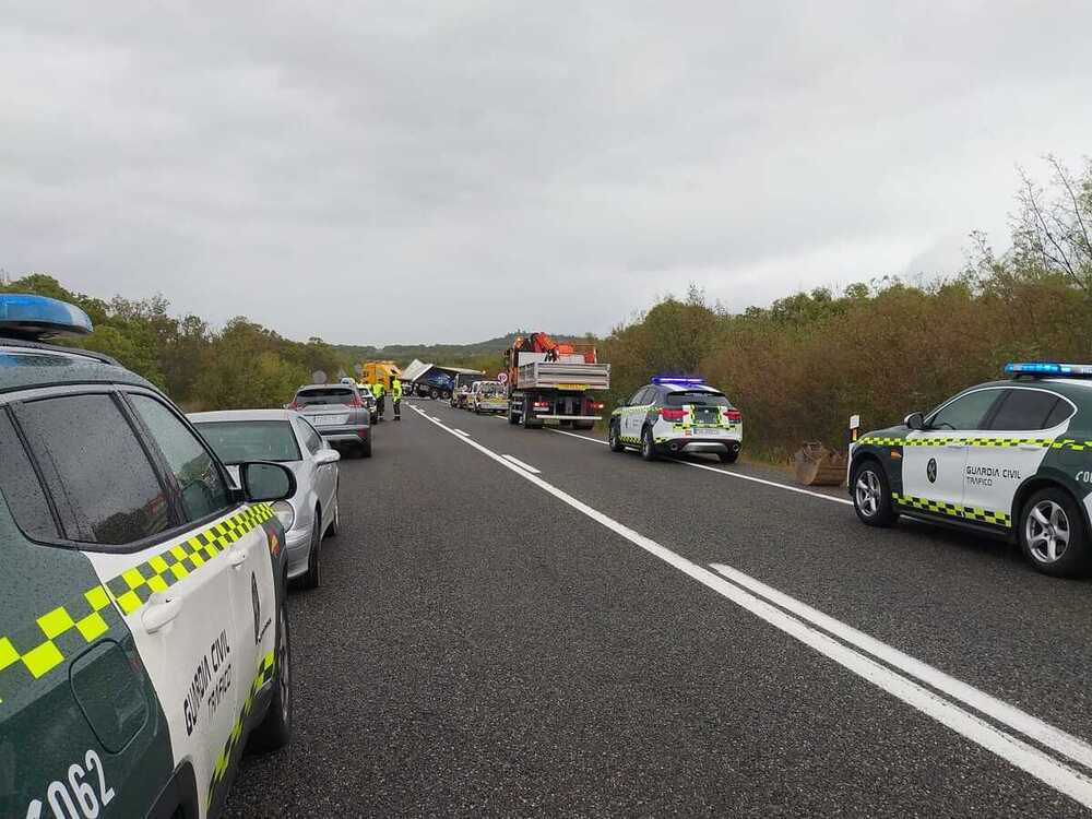 Mueren una mujer y tres menores en un accidente en la N-110