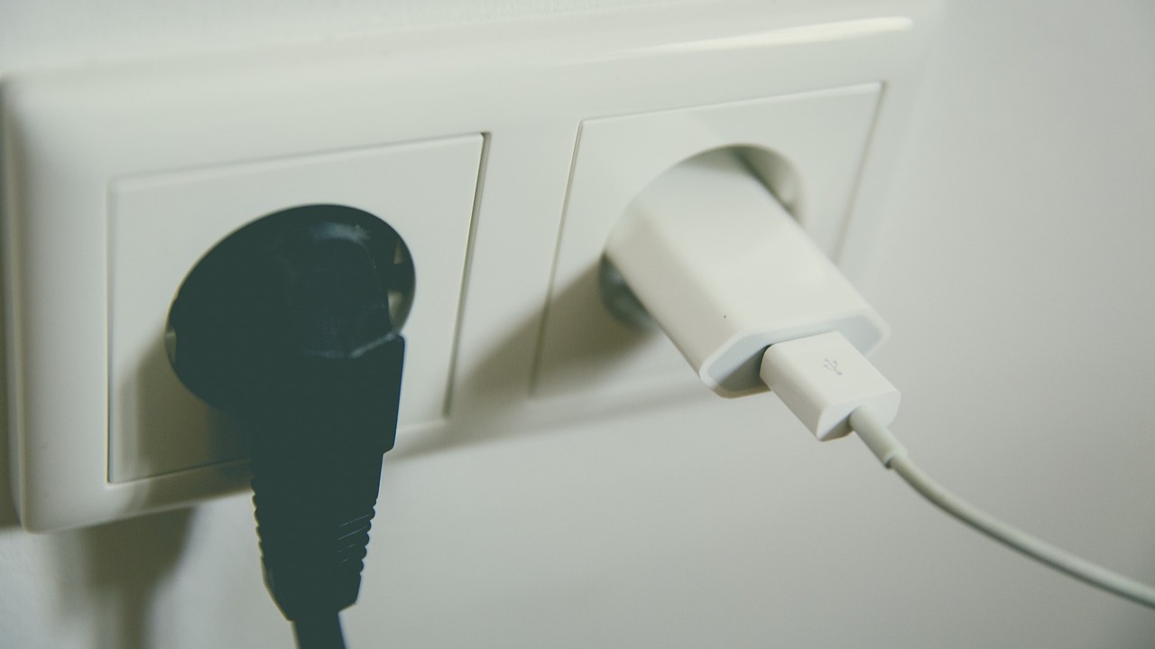 Muere un joven al explotar un dispositivo electrónico que tenía cargando mientras dormía