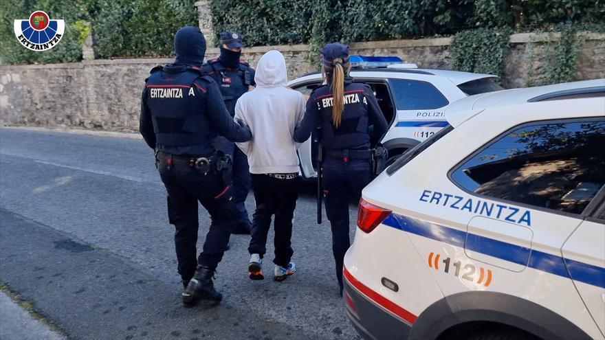 La Ertzaintza detiene a tres hombres y decomisa plantas de marihuana de tres metros en Irun