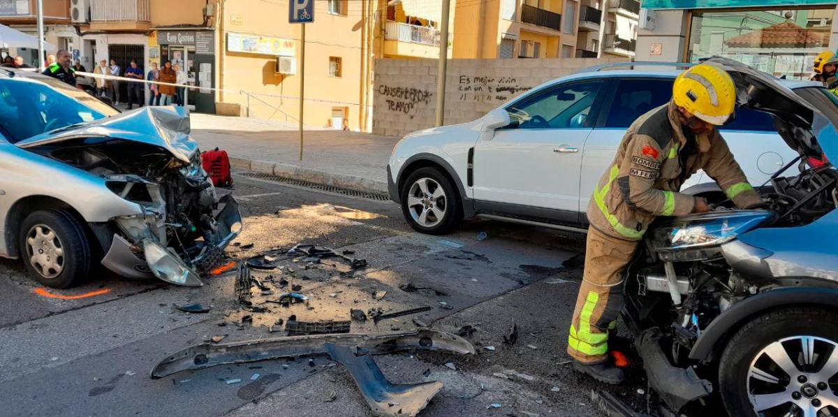 Tres heridos al chocar frontalmente dos turismos en La Ràpita
