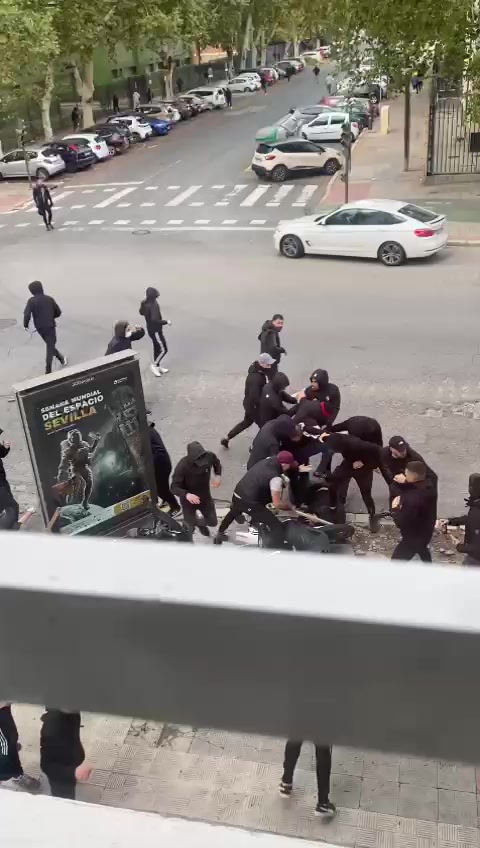 Un centenar de ultras provocan altercados en Sevilla en la previa del Betis-Osasuna