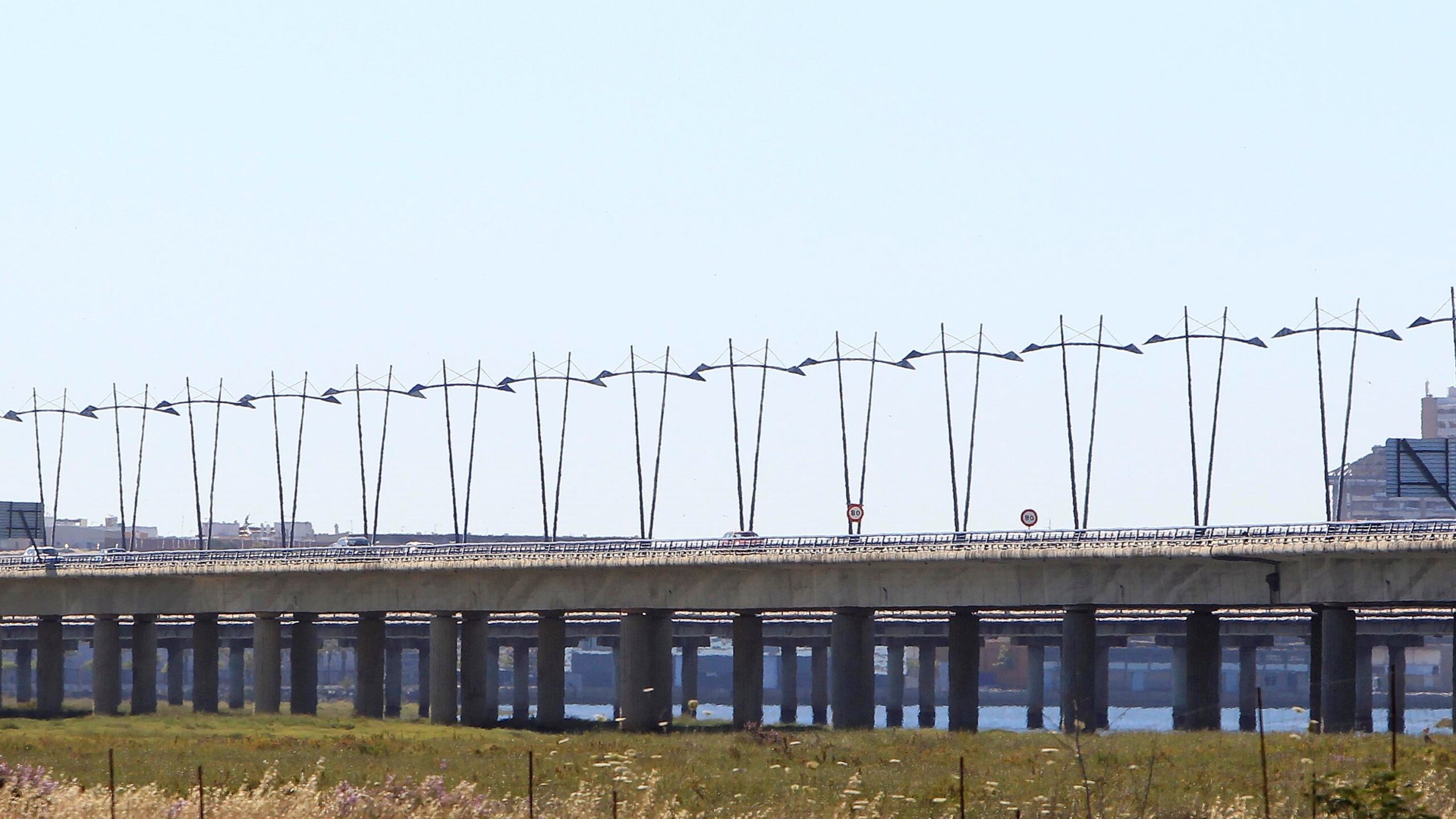 Un camión averiado en el puente del Odiel causa graves retenciones