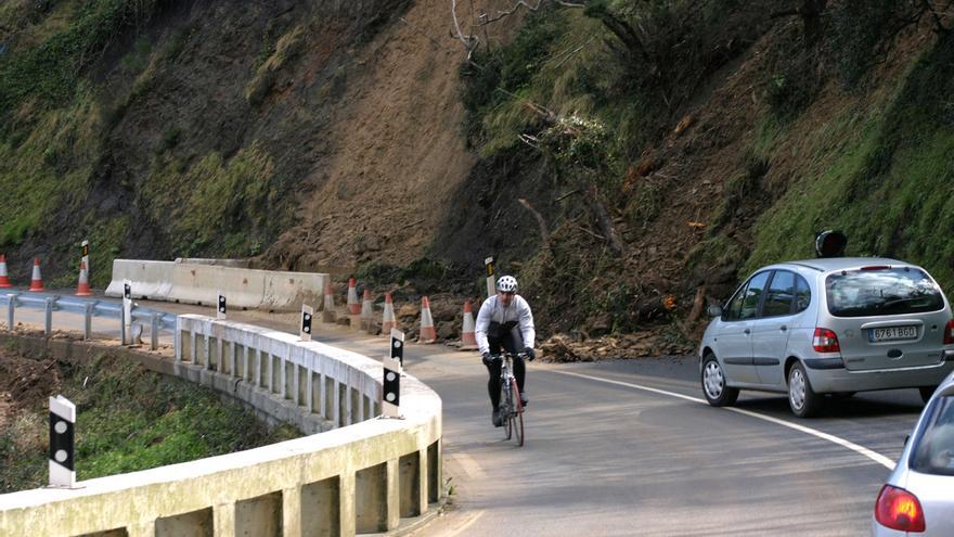 Cerrado un carril de la GI-638 en Mutriku por un desprendimiento