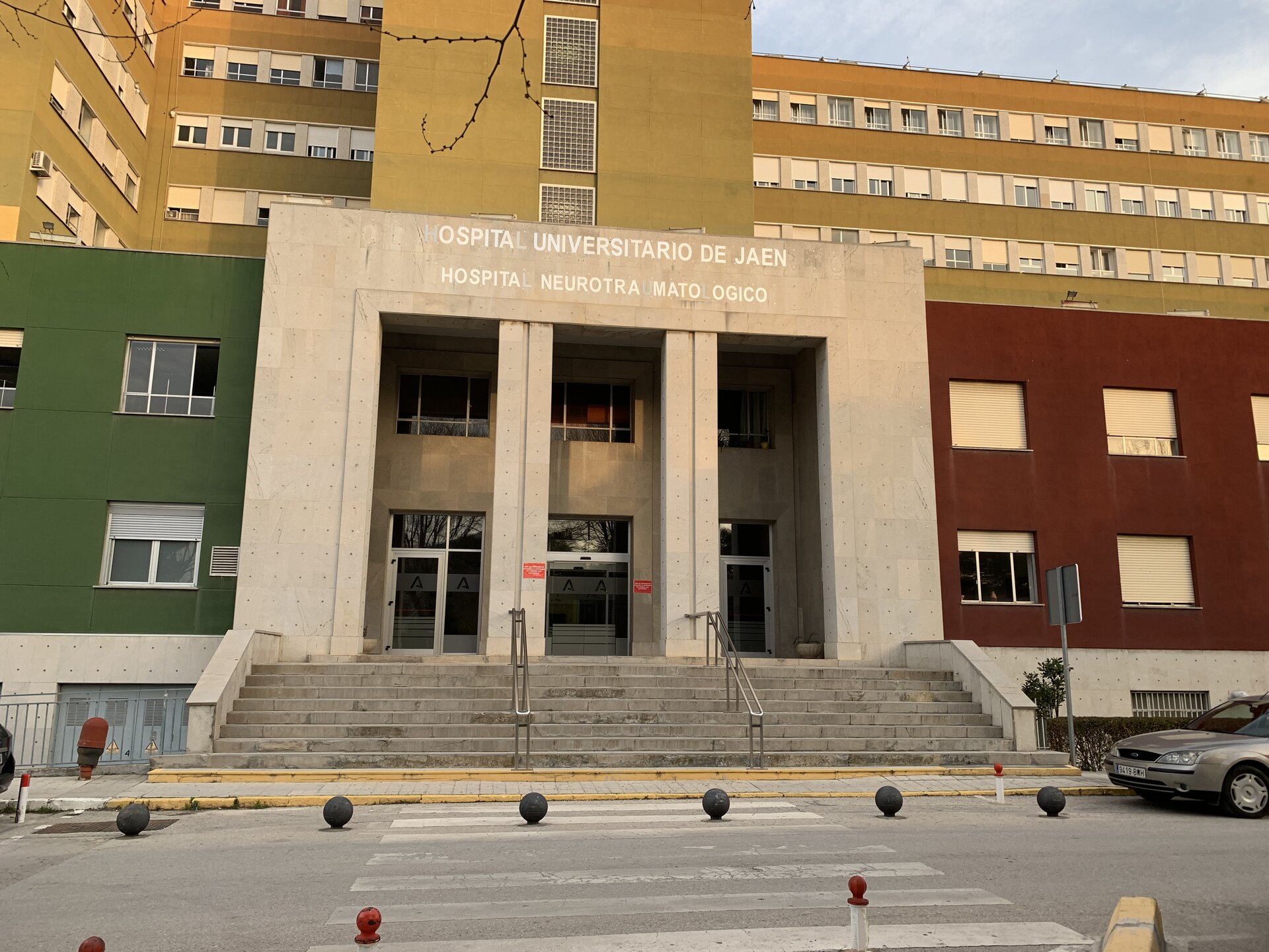 Un herido tras desprenderse el tejado de un bar de la capital