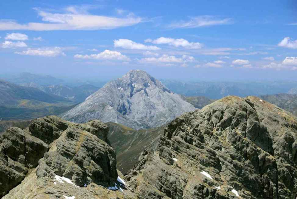 Un montañero es rescatado del Pico Espigüete en la Montaña Palentina por el Grupo de Rescate de la Junta de Castilla y León.
