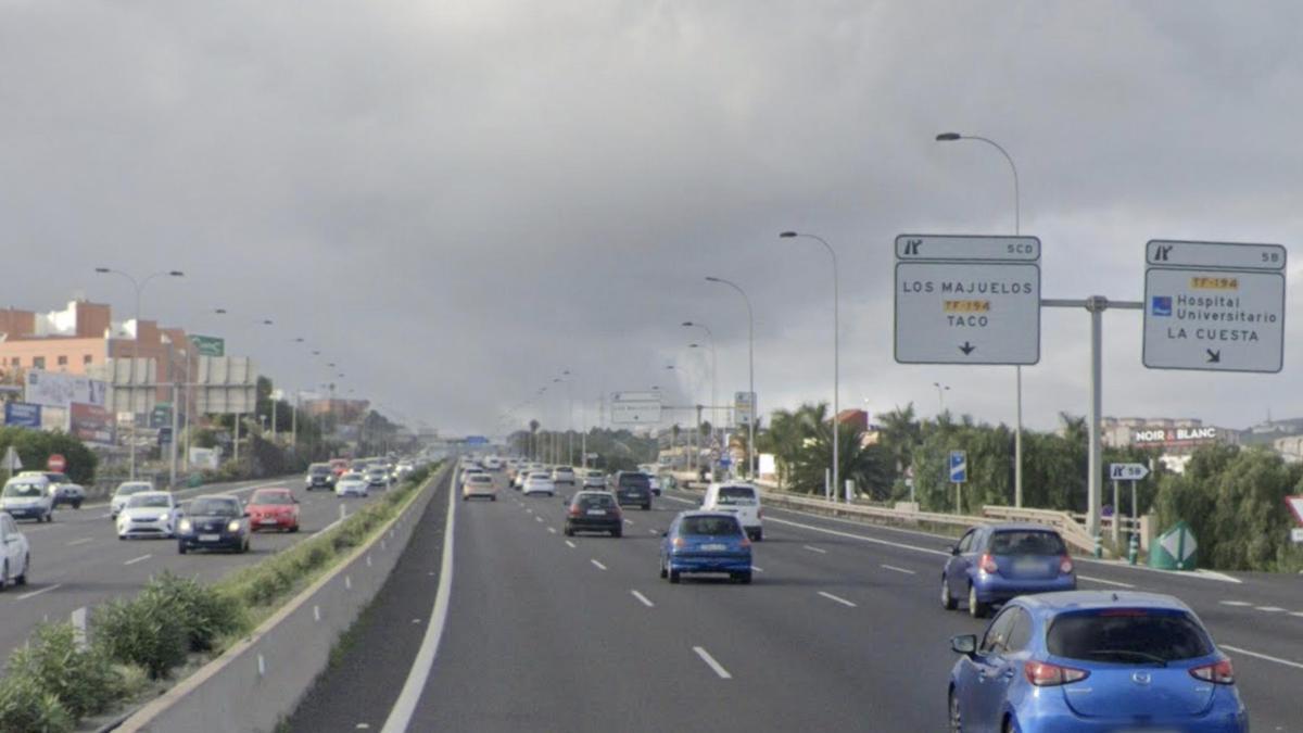 Un motorista resulta gravemente herido tras colisionar con un vehículo del Servicio de Conservación de Carreteras en Santa Cruz de Tenerife