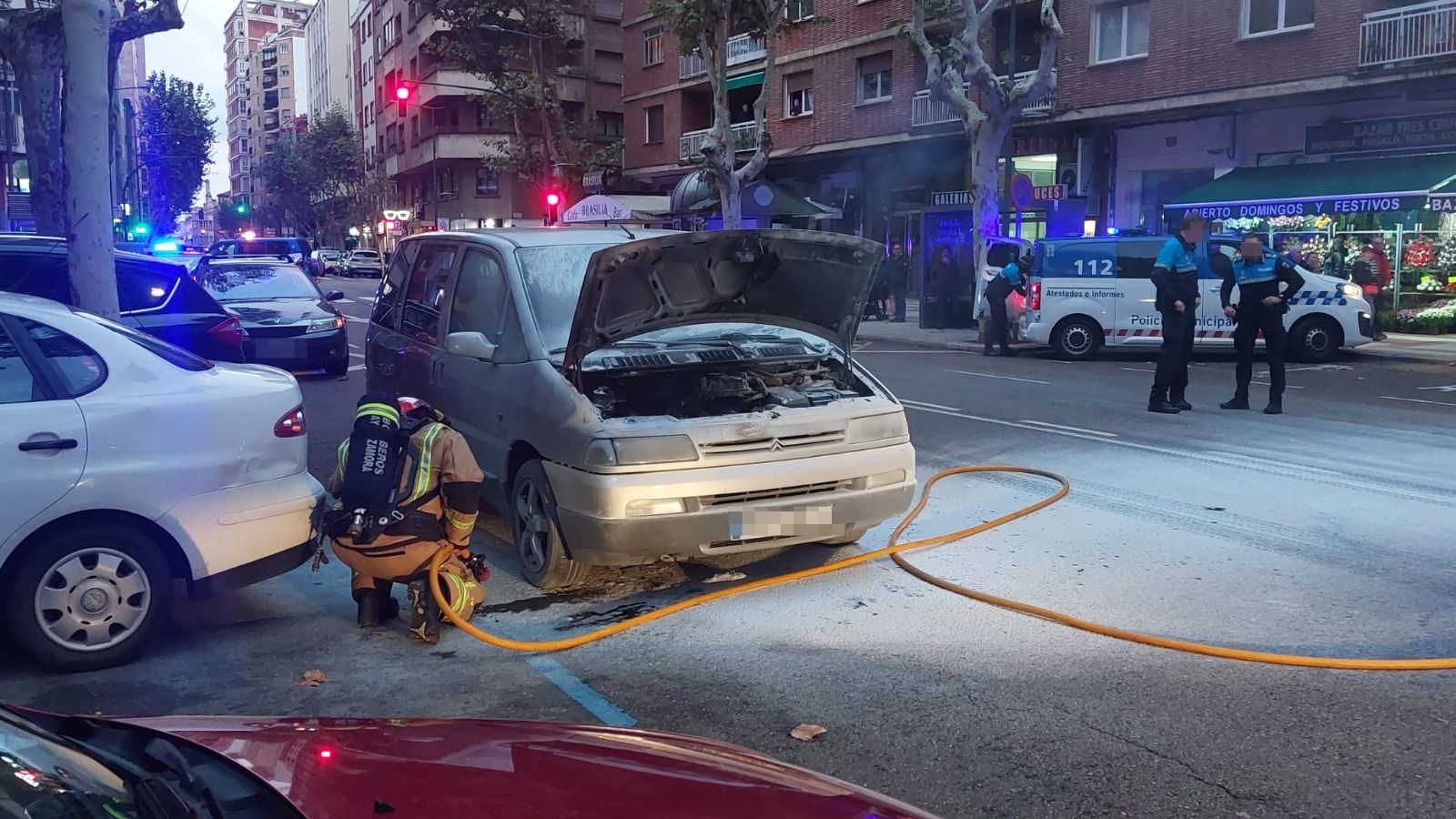 Arde un coche en las Tres Cruces