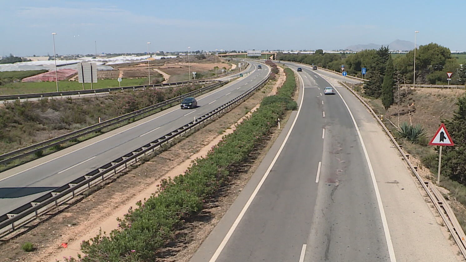 Un turismo da varias vueltas de campana en la AP-7 a la altura de Los Urrutias
