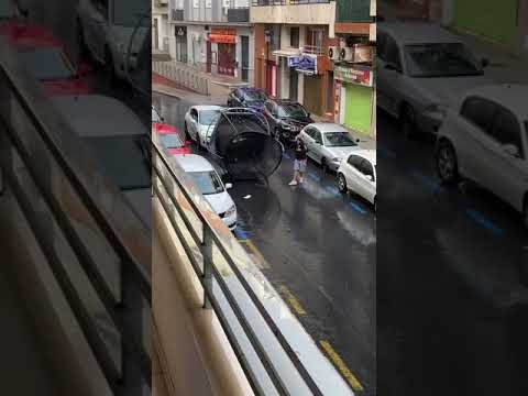 Cae una cama el&aacute;stica tras salir volando