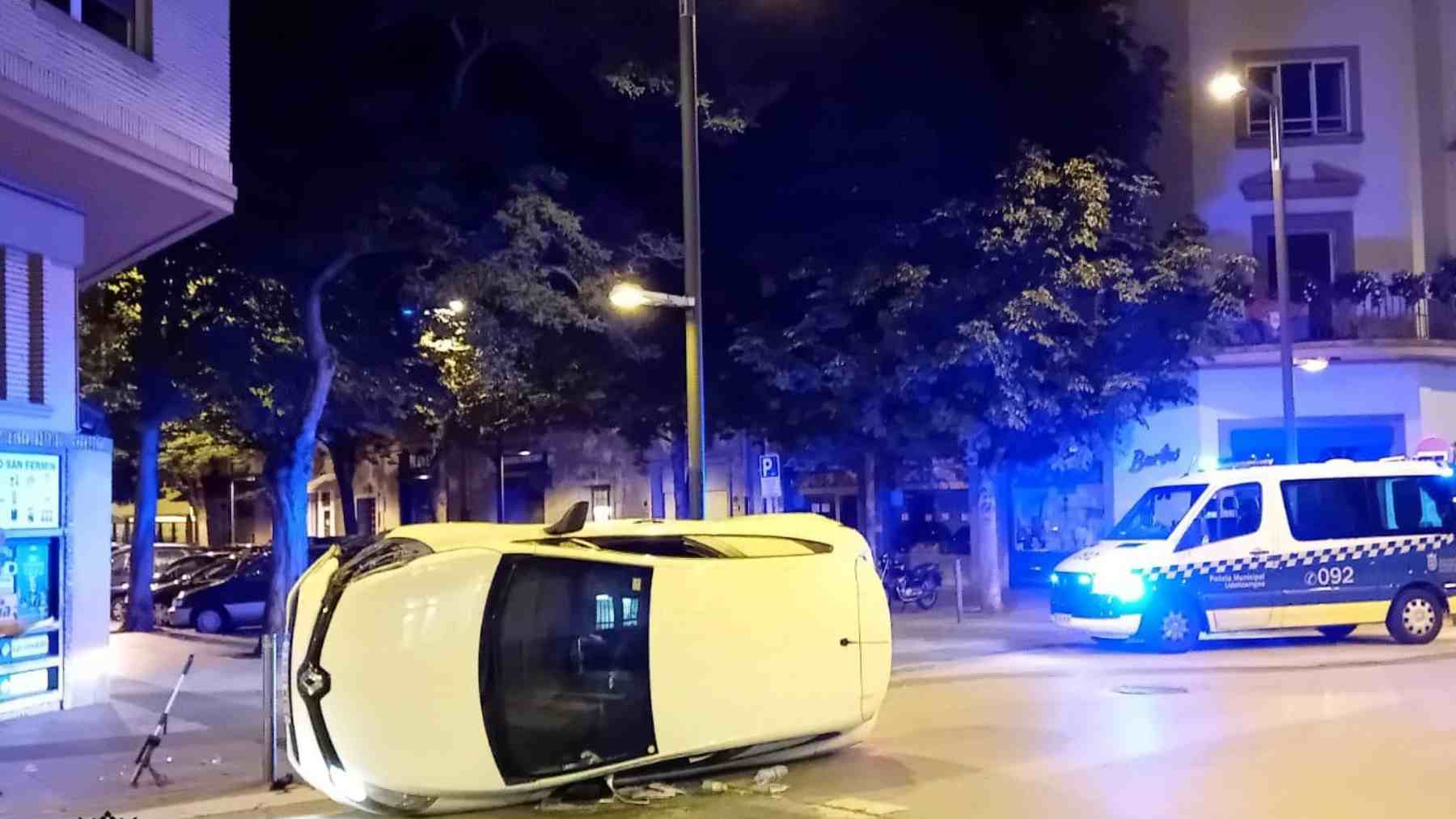 Una conductora borracha vuelca su coche en un aparatoso accidente en pleno centro de Pamplona