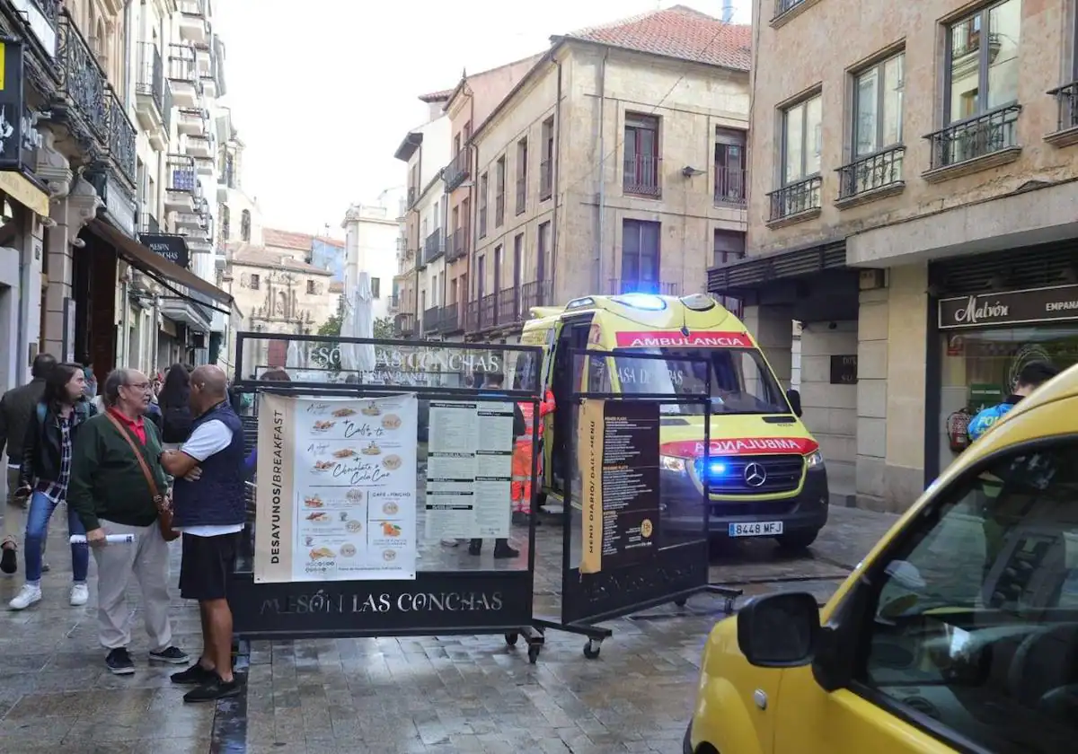 Una mujer herida tras caerle un cartel publicitario en la cabeza en Salamanca