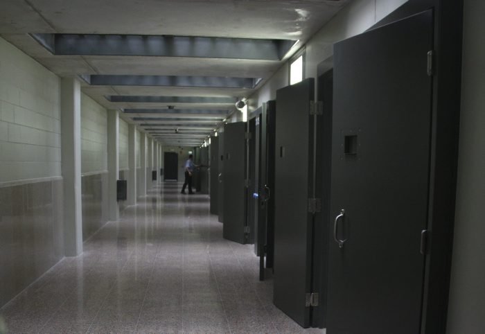 Hace una visita a la cárcel de Figueres y acaba detenida: la pillan con hachís y un móvil escondido