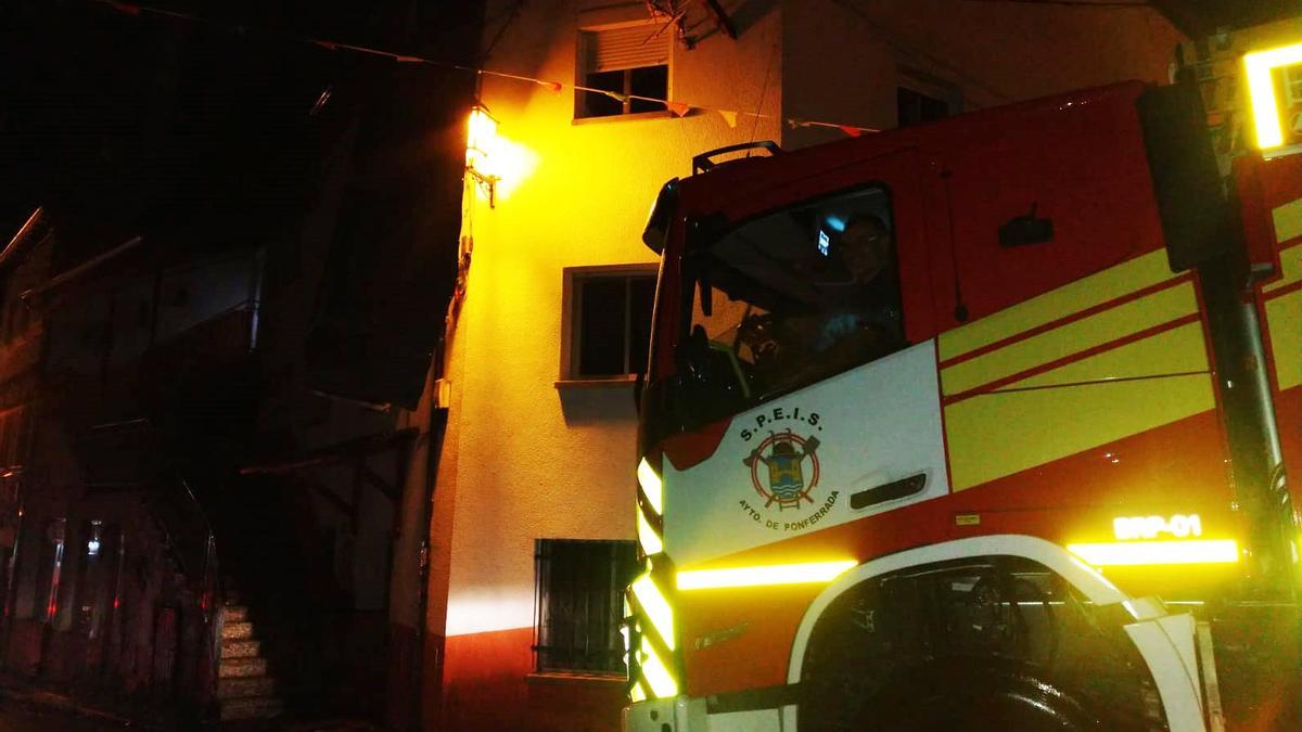 Vecinos de Igüeña logran controlar incendio en una vivienda antes de la llegada de los bomberos