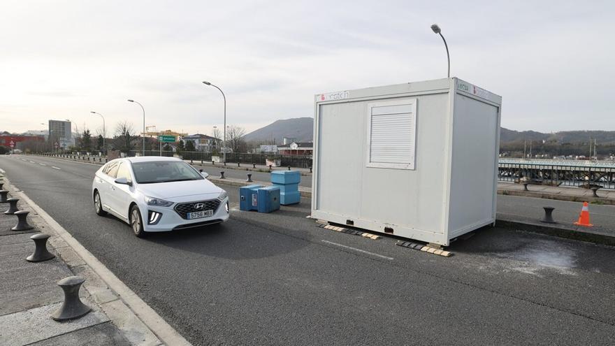 Irun: un coche choca contra la caseta de la Gendarmería del puente de Santiago
