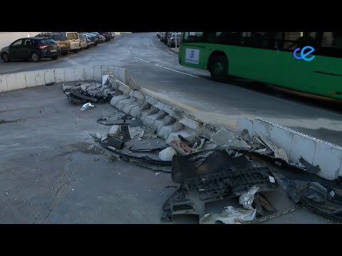 Un conductor se empotra contra una rotonda
